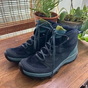 Salomon Women’s Outline Mid GTX